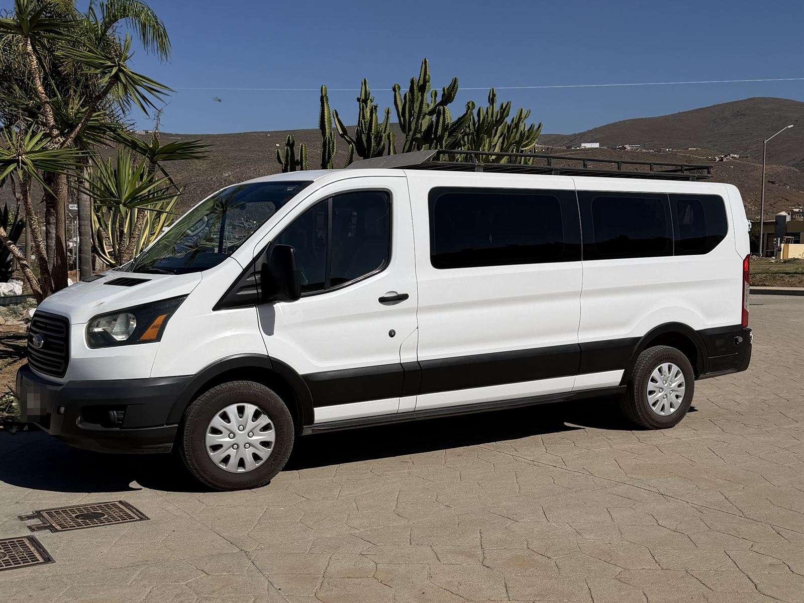Ford Transit 2019 blanca de pasajeros
